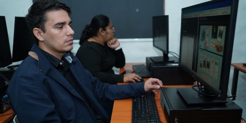 Mentores evalúan a los equipos