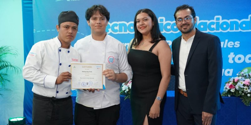 Nuevos técnicos en hotelería y turismo se gradúan en saludo a Julio Victorioso