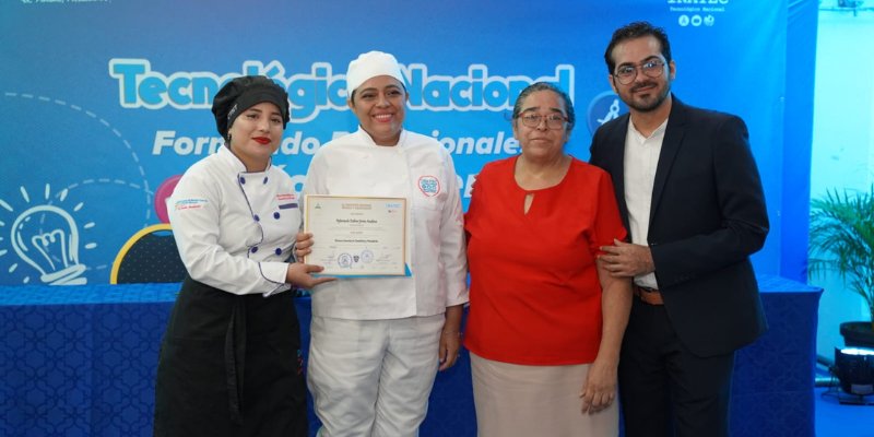 Nuevos técnicos en hotelería y turismo se gradúan en saludo a Julio Victorioso