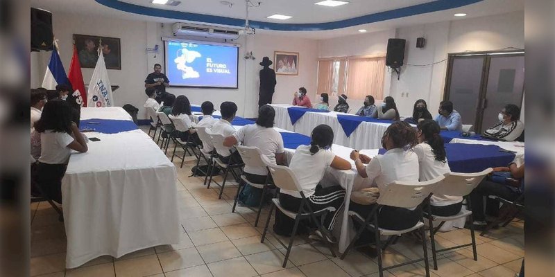 Concluye taller sobre uso de aplicaciones para elaborar diseños relacionadas a las artes plásticas
