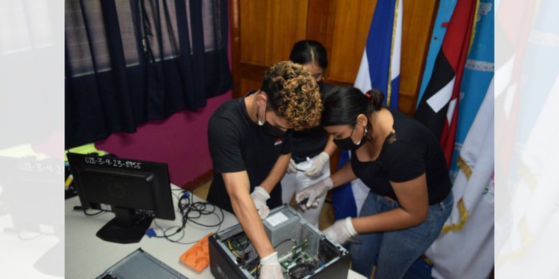 Estudiantes de Computación participan en Concurso de Desarme y Armado de Equipos