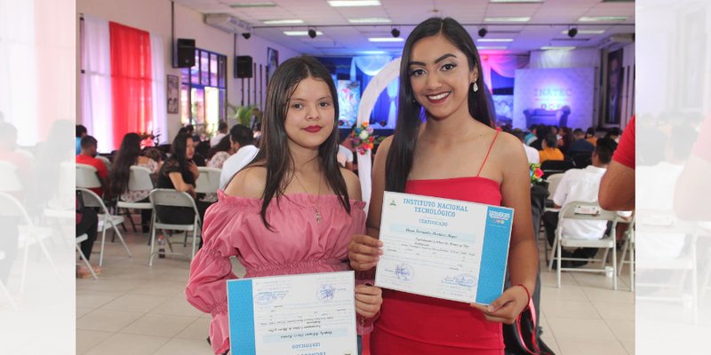 Estelianos cumplen su sueño de graduarse en una Carrera Técnica