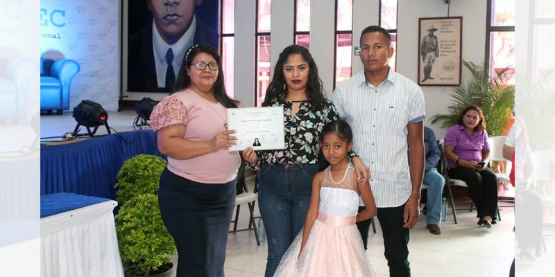 Estelianos cumplen su sueño de graduarse en una Carrera Técnica