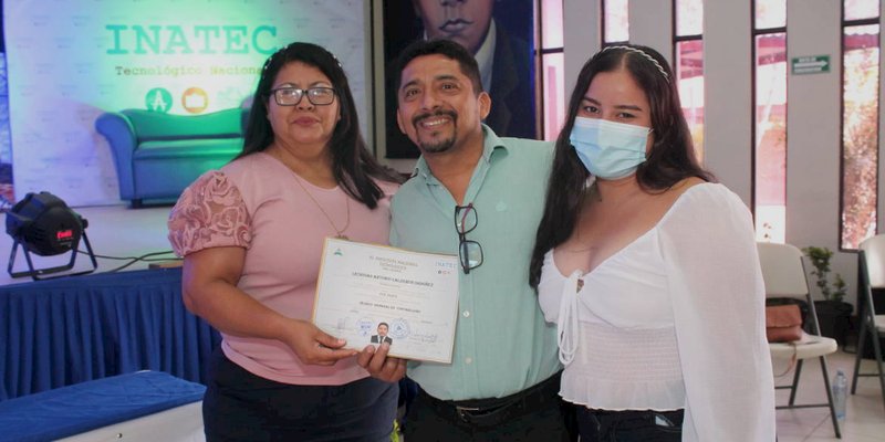 Estelianos cumplen su sueño de graduarse en una Carrera Técnica