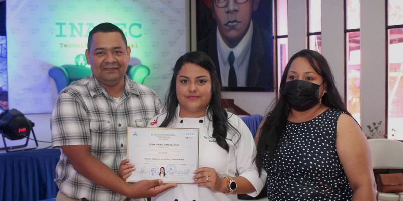 Estelianos cumplen su sueño de graduarse en una Carrera Técnica