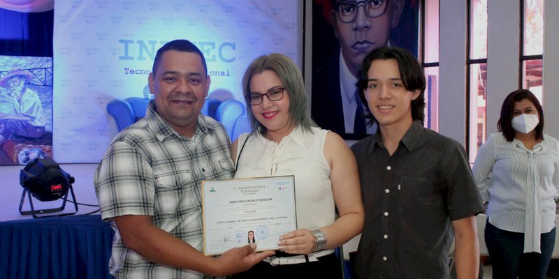 Estelianos cumplen su sueño de graduarse en una Carrera Técnica