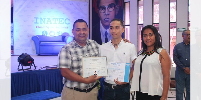 Estelianos cumplen su sueño de graduarse en una Carrera Técnica