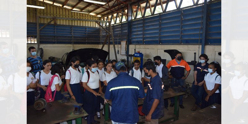 Estudiantes de Secundaria visitan instalaciones educativas del Centro Tecnológico Padre Teodoro Kint