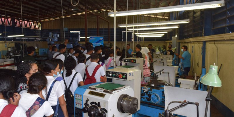 Estudiantes de Secundaria visitan instalaciones educativas del Centro Tecnológico Padre Teodoro Kint