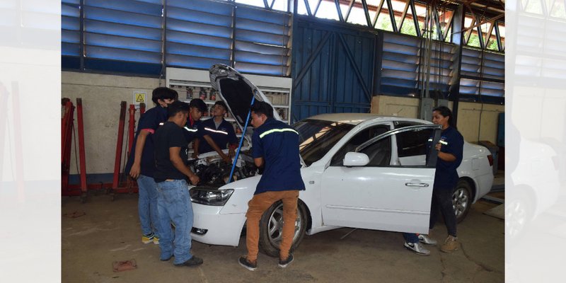 Estudiantes de Secundaria visitan instalaciones educativas del Centro Tecnológico Padre Teodoro Kint