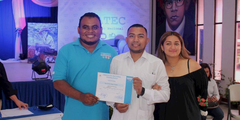 Estelianos cumplen su sueño de graduarse en una Carrera Técnica