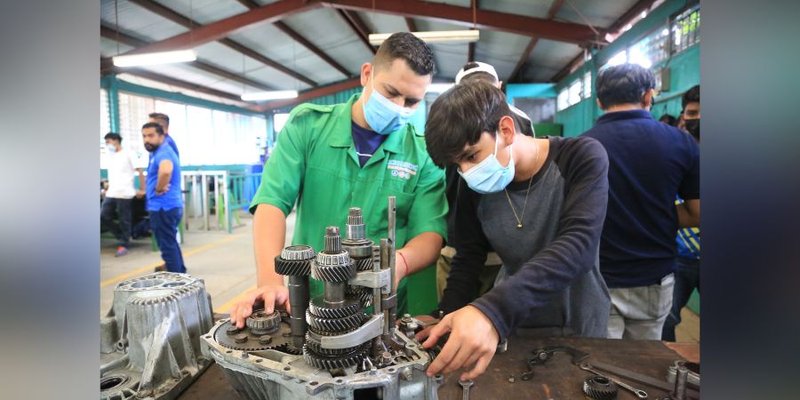 Donación de repuestos automotrices fortalece clases prácticas de estudiantes técnicos