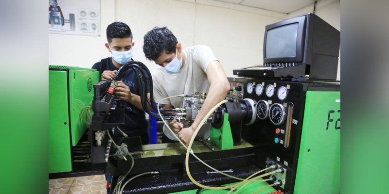 Donación de repuestos automotrices fortalece clases prácticas de estudiantes técnicos