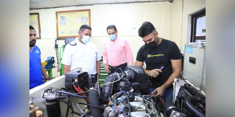 Donación de repuestos automotrices fortalece clases prácticas de estudiantes técnicos