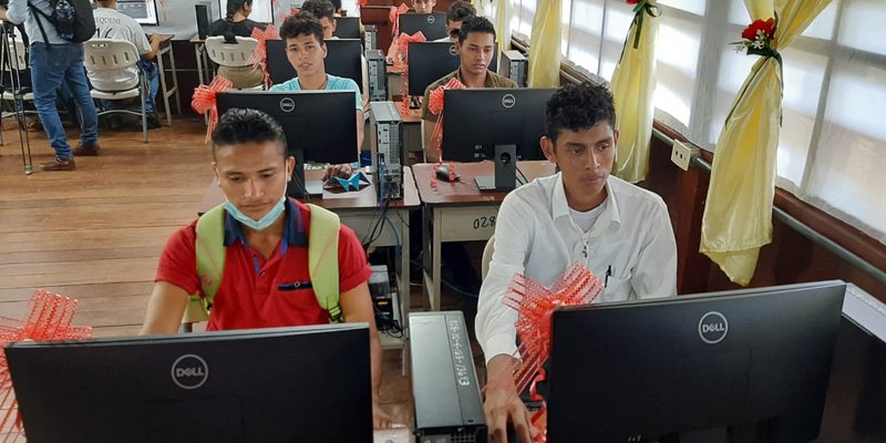 Moderno Laboratorio de Computación Estrena El Centro Tecnológico de San Carlos