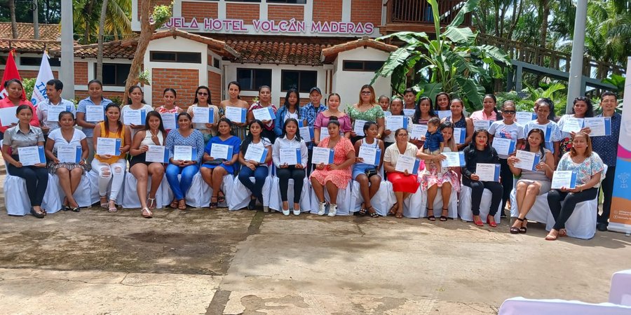 Primeros egresados de la Escuela Hotel Volcán Madera en la Isla de Ometepe