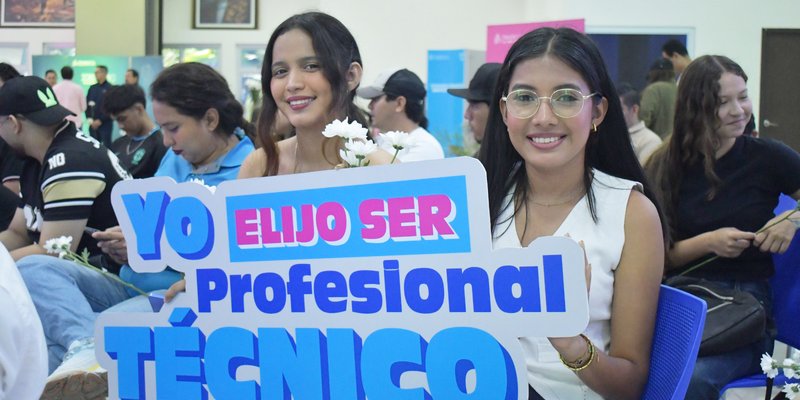 Estudiantes técnicos destacan por su esfuerzo y dedicación