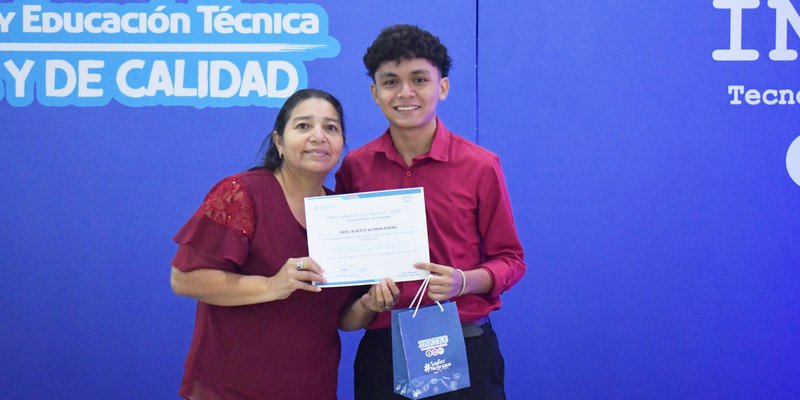 Estudiantes técnicos destacan por su esfuerzo y dedicación