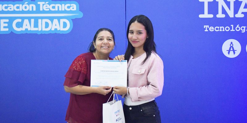 Estudiantes técnicos destacan por su esfuerzo y dedicación