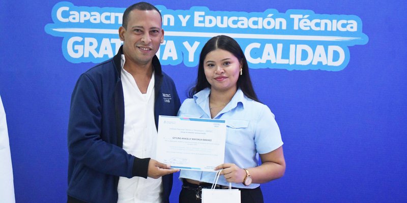 Estudiantes técnicos destacan por su esfuerzo y dedicación