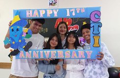 Centro Tecnológico de Idiomas celebra su 17 aniversario en el Día de la Alegría