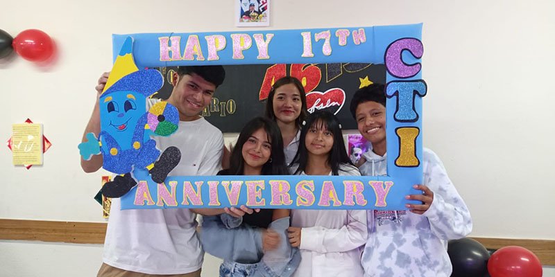 Centro Tecnológico de Idiomas celebra su 17 aniversario en el Día de la Alegría