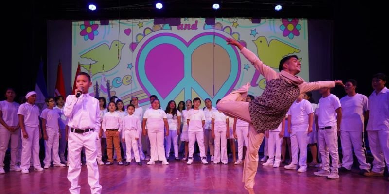 Teatro, cantos y poesía celebran la paz en Managua