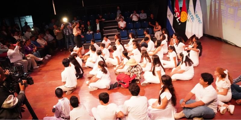 Teatro, cantos y poesía celebran la paz en Managua