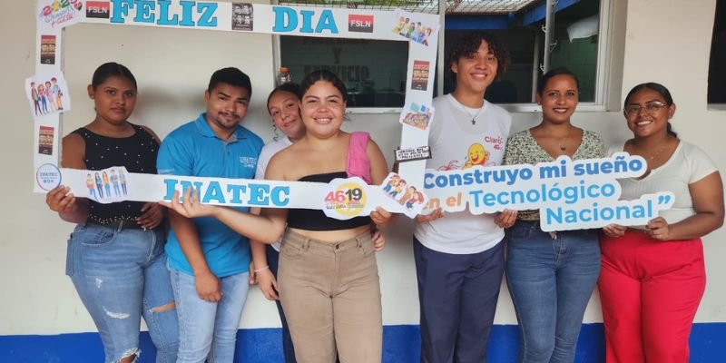 Estudiantes técnicos conmemoran el Día del Estudiante con arte, cultura y reconocimiento al talento juvenil
