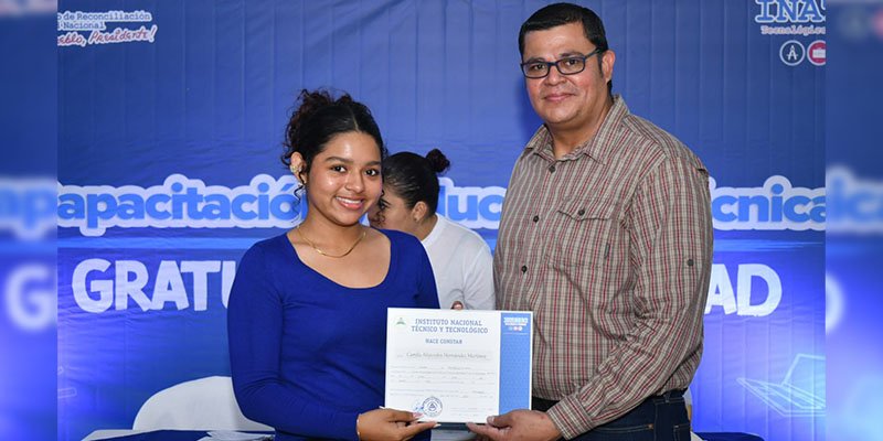 Primera entrega de certificados del Centro Tecnológico “Hermana Paquita” fortalece el talento humano para el turismo