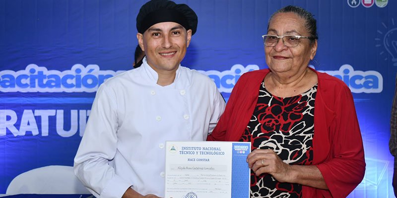 Primera entrega de certificados del Centro Tecnológico “Hermana Paquita” fortalece el talento humano para el turismo