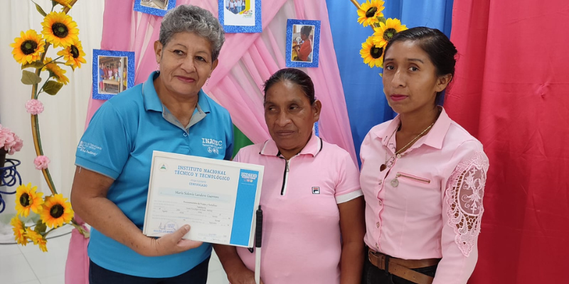 Entrega de certificados a personas con discapacidad en Ocotal