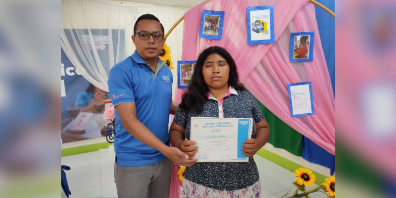 Entrega de certificados a personas con discapacidad en Ocotal