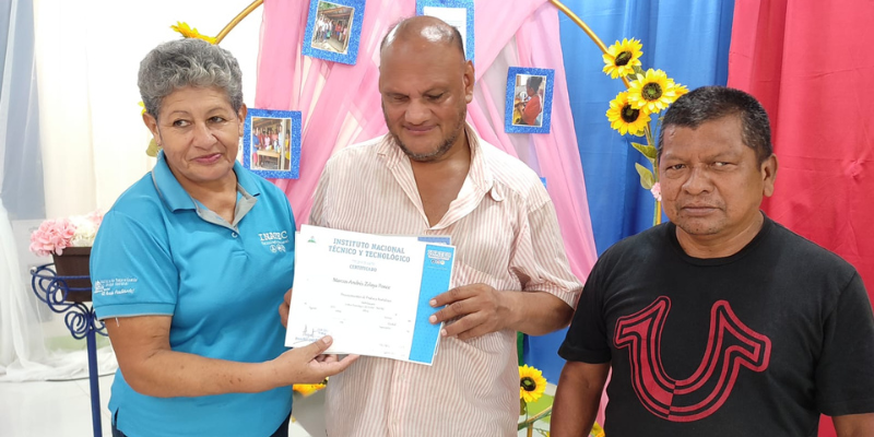 Entrega de certificados a personas con discapacidad en Ocotal