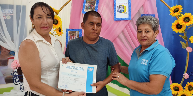 Entrega de certificados a personas con discapacidad en Ocotal