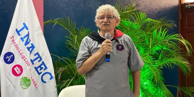 Conversatorio rinde homenaje al legado histórico de la Cruzada Nacional de Alfabetización