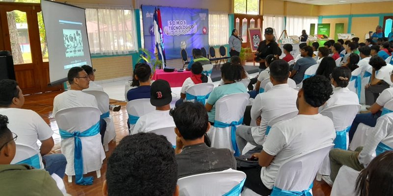 Conociendo sobre la Cruzada de Alfabetización: Centro Tecnológico Simón Bolívar realiza video foro con estudiantes