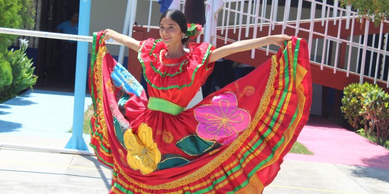 Estudiantes Técnicos de Granada festejan a las madres con un festival cultural y artístico