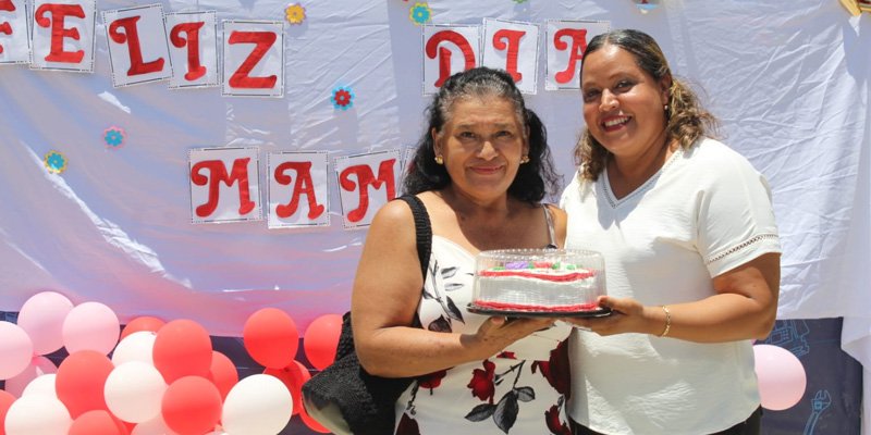 Estudiantes Técnicos de Granada festejan a las madres con un festival cultural y artístico