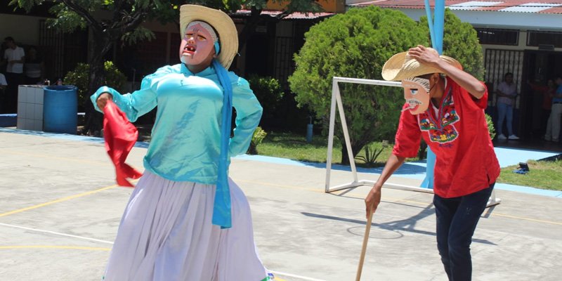 Estudiantes Técnicos de Granada festejan a las madres con un festival cultural y artístico