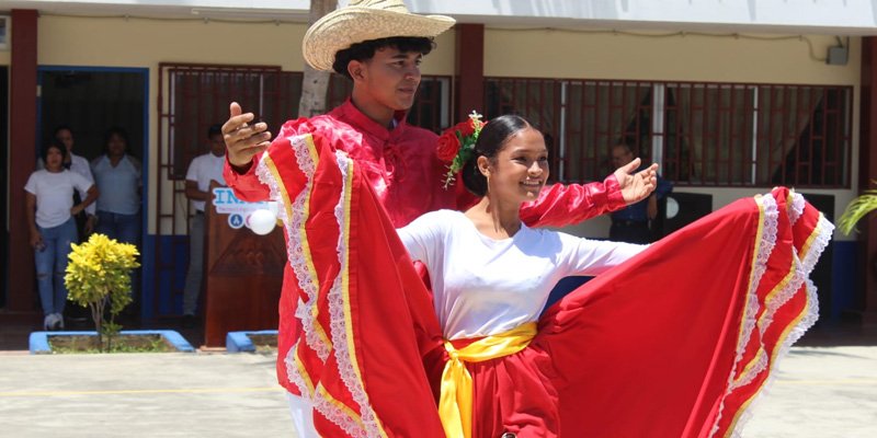 Estudiantes Técnicos de Granada festejan a las madres con un festival cultural y artístico