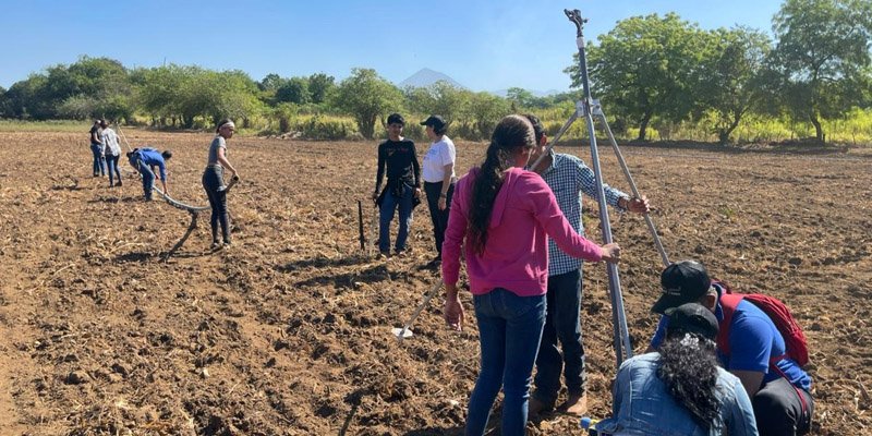 Con el modelo Aprender Haciendo: Estudiantes desarrollan sistemas de irrigación para la producción agrícola