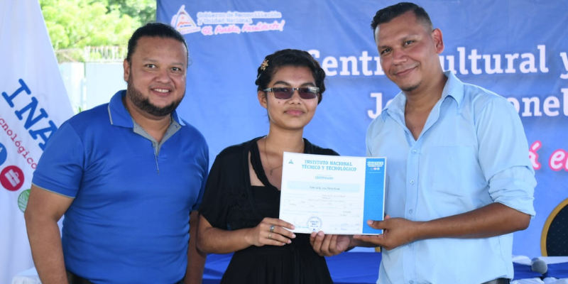 Entrega de certificados a egresados de carreras y cursos