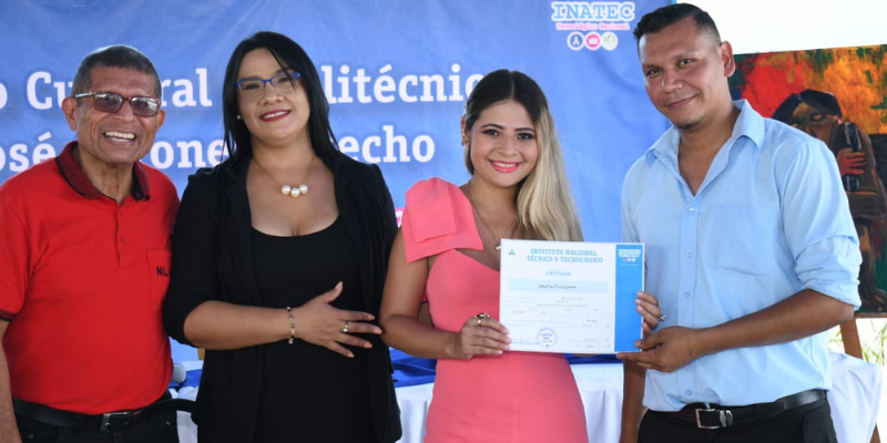 Entrega de certificados a egresados de carreras y cursos