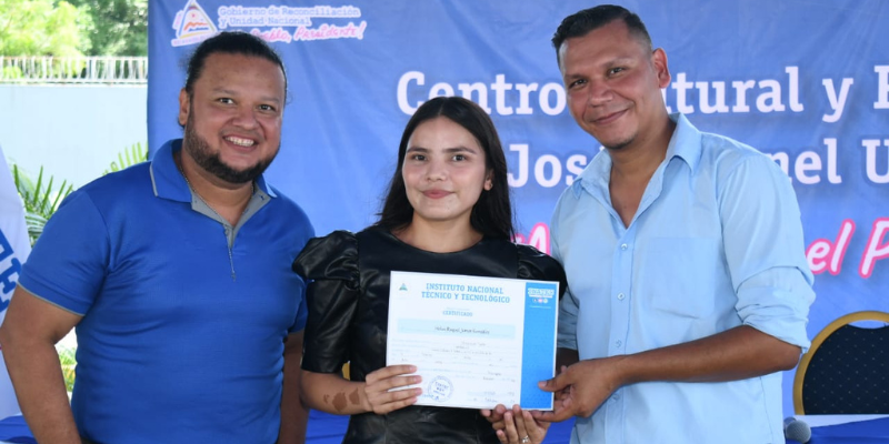 Entrega de certificados a egresados de carreras y cursos