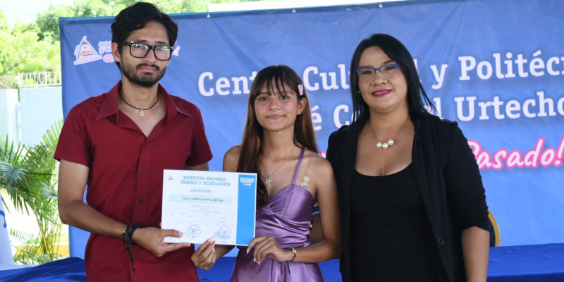 Entrega de certificados a egresados de carreras y cursos