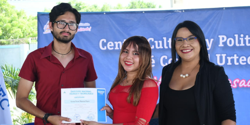 Entrega de certificados a egresados de carreras y cursos