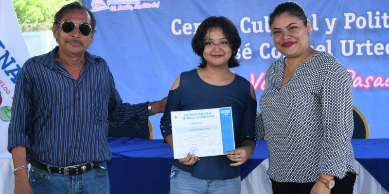 Entrega de certificados a egresados de carreras y cursos