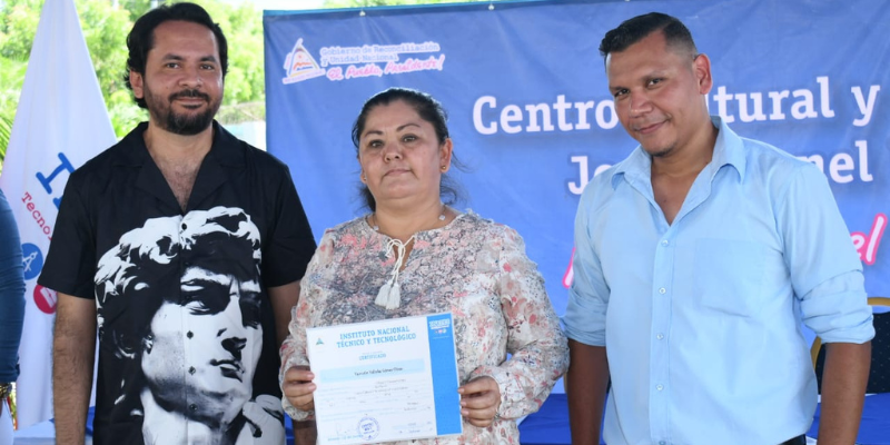 Entrega de certificados a egresados de carreras y cursos