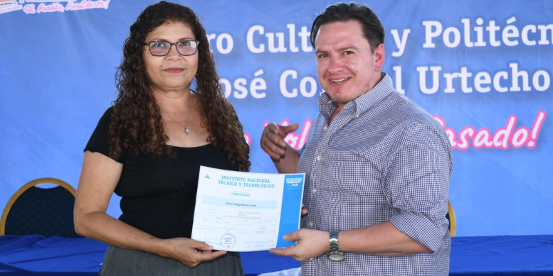 Entrega de certificados a egresados de carreras y cursos